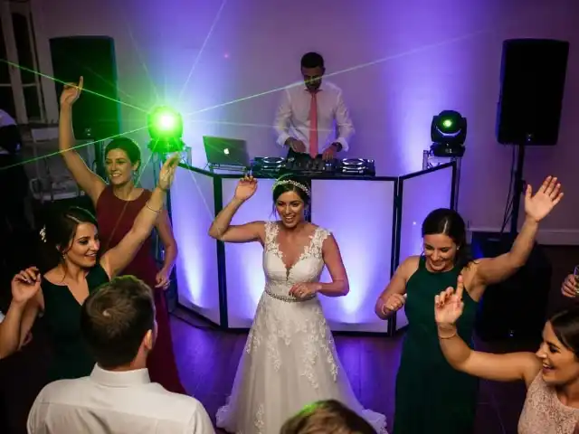 Novios Bailando con Sistema de Audio Profesional