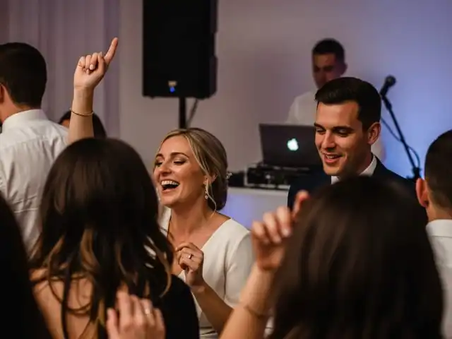 Técnico de Audio Ajustando Sistema en Boda CDMX